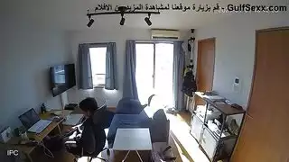 كاميرا المراقبة تصور شاب و هو يمارس العادة السرية