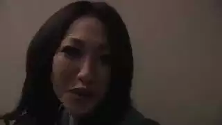 خجول امرأة سمراء مص كائن الذكور.