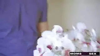 سيدة سمراء هو ممارسة الجنس مع صبي صغير وصديقته