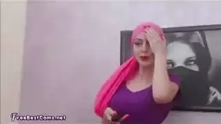 محجبة فاجرة تدعك كسها عالويب كام و ترمي عسلها بقوة