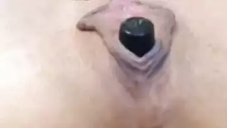 لعب آسيوي جميل مع لعبة الوحش