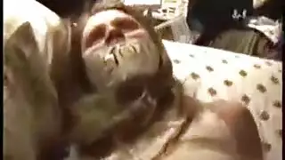 عارية في غرفة نوم الفتاة