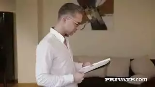 الفتاة لديها لعبة لعوب