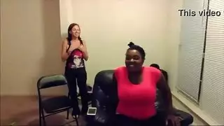 تبدأ ياسمين و كيشا وسيمون بممارسة الجنس والغش في الحمام