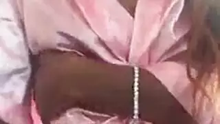 فتاة ناضجة العادة السرية في الخارج.