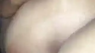 يراقب المراهق الإسباني لطيف في الحمام