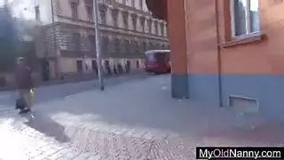 الجدة السمينة في الخارج مع صديقها العضلي.