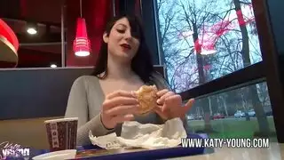 يمسح رأس القضيب بسرور شديد