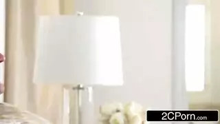 الابن الهائج ينيك أمه الساخن وهي تمارس الأعمال المنزلية
