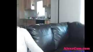 شقراء في سن المراهقة تفعل بعض الاحماء بعد الاحماء