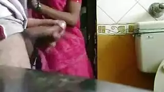 الاستمناء المباشر امام الخادمة الهندية وهي ترى الزب يقذف