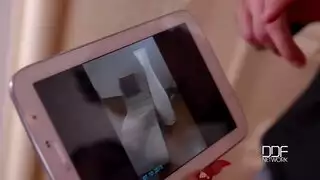 يشعر الرجل بسيدتين متحمستين لهما ثديان كبيرتان للغاية