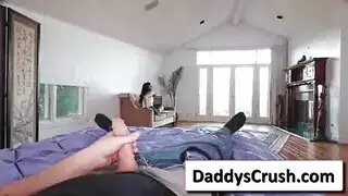 الطالبة فيكتوريا ديليا تعمل بجد