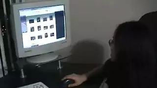 فتاة حافية القدمين تلعب مع بوسها الرطب