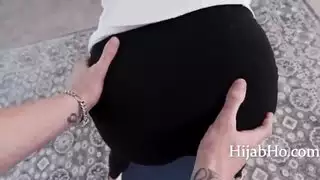 مساعدة الحجاب فاتنة تقوية عضلاتها بعقب