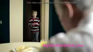 الجدة تحاول الديك دقيقة في بوسها