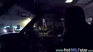 بنت مامفتوحه تفرك كسها وتقذف