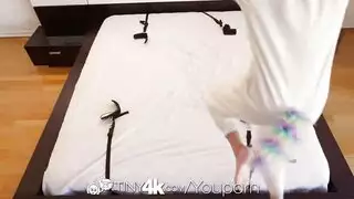 الطالبة سعيدة إذا أعطيتها اللسان