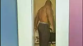 أليكس سندرلاند وساندرا تألق استمناء على الأريكة.