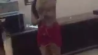 مثير الشقراء الهندي يظهر قبالة جسدها الرائع.