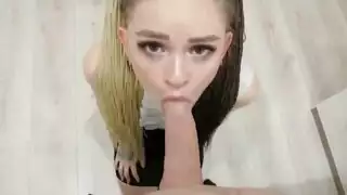 يتم إصلاح الوجه الشاب المغر بما تحتاجه