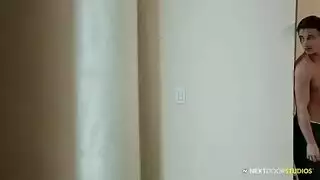ينضم شباب الكلية إلى الطرف السحاقي لاكتشاف كس ضيق