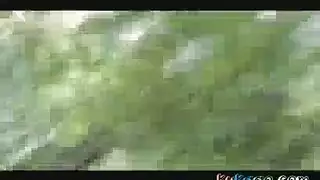 يمسك كاميرا التجسس