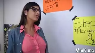 الخادمة المحجبة تشهق وهي ترى الزب الكبير لسيدها العاري