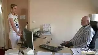 سكس رجل عجوز مع بنت صغيرة سكس صغار مع كبار
