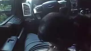 امرأة سمراء مفلس تؤكل سراويلها