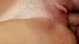 يريد أن يمتص قضيبك وينظر إليك في عينيك