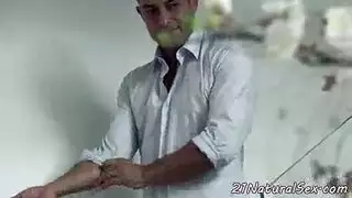 الديك وهو الحرص على أن تشعر أنك عظيم معها