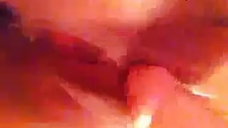 امرأة سمراء تلعب زوجها وعشيقها.