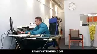 سيدة دون سراويل يجذب رئيسها لجعل الفوضى معها