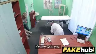 الطبيب مسرور بمريضه
