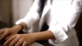 سيدة مكتب مفلس، جيني حارة يضبط أمام زملائها، بينما في العمل.
