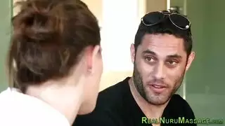 مدلكة شقراء مثالية اللعب عميلها المدبوغة
