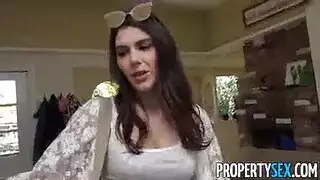 لديه عيون فقط على الجنس