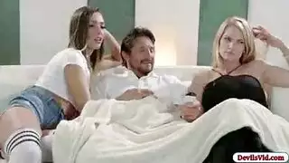 سيدة تسمح زوجها ابتسامة مع فتاة صغيرة جدا