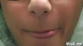 تظهر لنا الممثلة الجميلة ما تخفيه تحت ملابسها