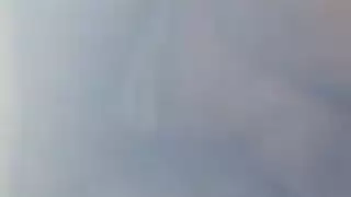 امرأة شقراء ناضجة تصرخ من المتعة بينما يلعب حبيبها الشاب مع بوسها المشعر.