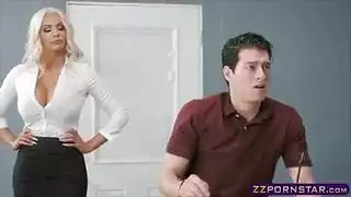 شقراء مع الثدي والحمار الكبير يريد أن يركب
