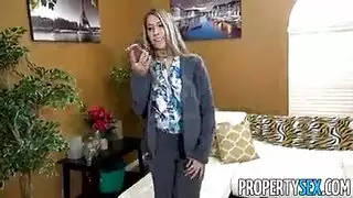 عندما يمارس الجنس معها في جملها ، فإنها تجعل بطنها