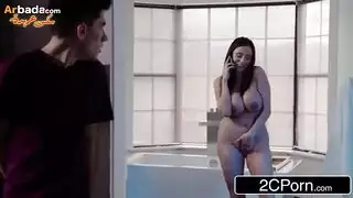 ام تستحم مع ابنها وهي عاريه