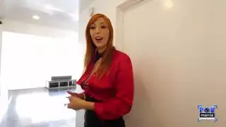 إنها تعطيك القليل من الهرة للعقها بلطف