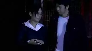 اثنين من الملائكة في سن المراهقة تأخذ سراويل جانبا الجانب