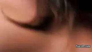 يقفز من الحفرة في مؤخرته إلى ديكه الكبير