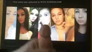 الفتيات الصغيرات الساخنة في الكعب العالي سخيف في الحمام.