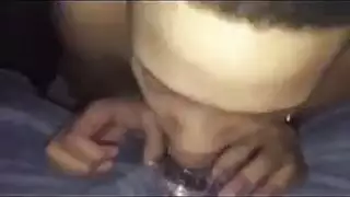 مفلس الأبنوس مص الديك الأبيض في الهواء الطلق.