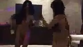 مثير الفتيات اليابانية يتناوبون على الصخور ثديها الثابت